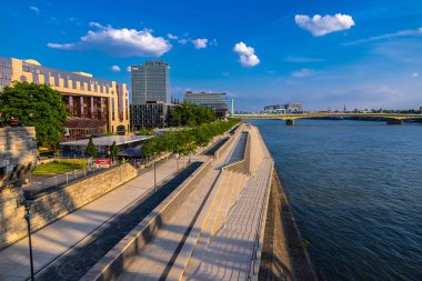 Ren Nehri 'ndeki Köln Embankment Basamakları - COLOGNE, GERMANY - 25 Haziran 2021