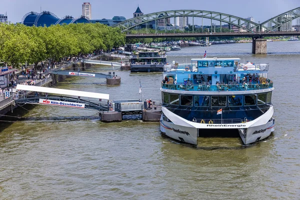 Sightseeing Båtar Floden Rhen Köln Cologne Tyskland Juni 2021 — Stockfoto