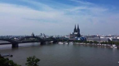 River Rhine 'daki Köln' ün silüeti - hava fotoğrafçılığı