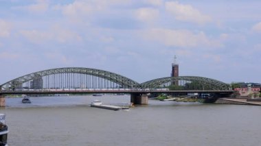 Köln 'deki Ren Nehri üzerindeki köprüler - COLOGNE, GERMANY - 25 Haziran 2021