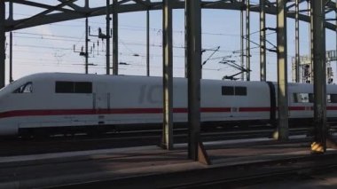 Köln Merkez İstasyonundaki ICE Treni - COLOGNE, GERMANY - 25 Haziran 2021