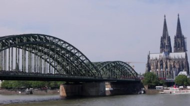 Köln 'deki ünlü Hohenzollern Köprüsü Katedral' e açılıyor - COLOGNE, GERMANY - 25 Haziran 2021