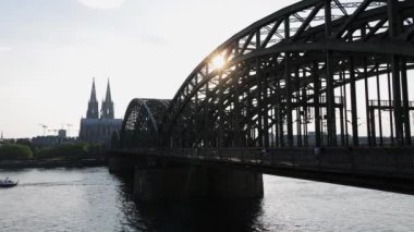 Köln 'deki ünlü Hohenzollern Köprüsü Katedral' e açılıyor - COLOGNE, GERMANY - 25 Haziran 2021