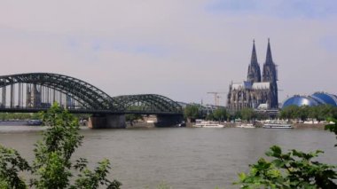 Güneşli bir günde Köln şehrinin silüeti - KOLOGNE, ALMANY - 25 HAZİRAN 2021