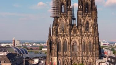 Köln Katedrali - şehir merkezindeki ikonik kilise - hava manzarası - hava fotoğrafçılığı