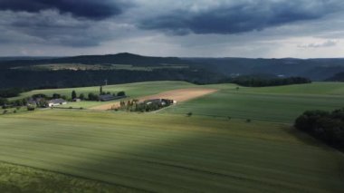 Çayırların ve manzaraların üzerinde dramatik gökyüzü ile uçmak - hava fotoğrafçılığı