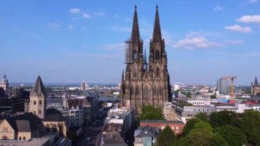 Köln Katedrali - şehir merkezindeki ikonik kilise - hava manzarası - hava fotoğrafçılığı