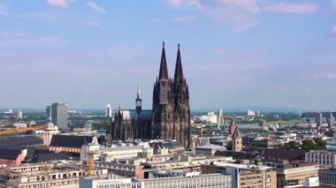 Köln şehri yukarıdan ünlü katedrali ile Almanya - hava fotoğrafçılığı
