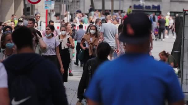 Persone Nella Zona Pedonale Miglio Dello Shopping Slow Motion Shot — Video Stock