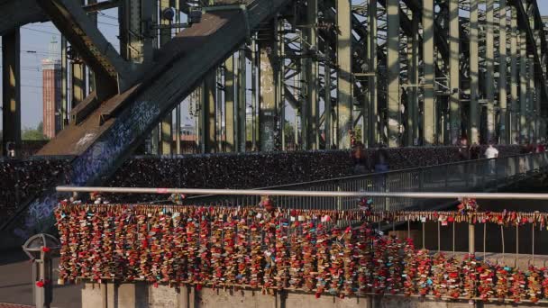 Beroemde Hohenzollern Brug Keulen Naar Kathedraal Cologne Duitsland Juni 2021 — Stockvideo