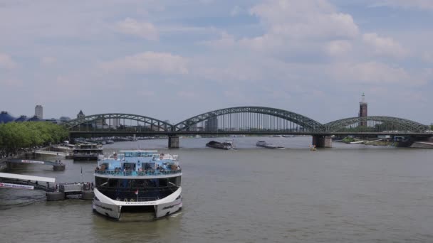 Sightseeing Båtar Floden Rhen Köln Cologne Tyskland Juni 2021 — Stockvideo