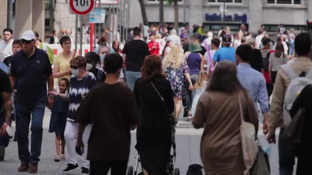 Люди Пешеходной Зоне Торговой Миле Замедленная Съемка Колонь Германия Июня — стоковое видео