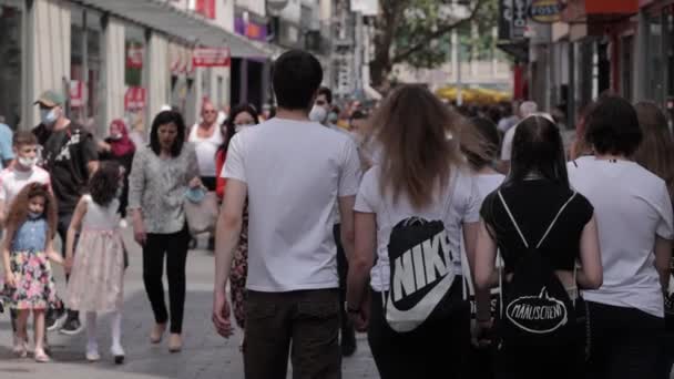 Människor Fotgängarzonen Och Shoppingmil Slow Motion Shot Cologne Tyskland Juni — Stockvideo