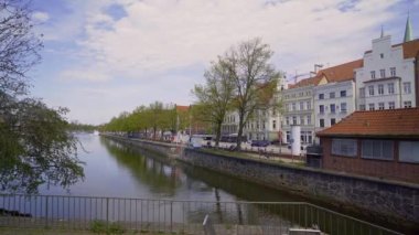 Lubeck Almanya 'sındaki Trave Nehri - seyahat fotoğrafçılığı