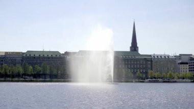 Hamburg 'un merkezindeki Alster Gölü' ndeki ünlü çeşme. Seyahat fotoğrafçılığı.