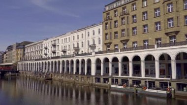 Hamburg şehrindeki güzel Alster Atari Salonları 'na Alsterarkaden deniyor. Seyahat fotoğrafçılığı.
