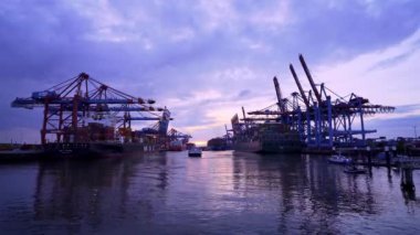 Geceleyin Hamburg Konteynır Terminali - Timelapse - HAMBURG, GERMANY - 11 Mayıs 2021
