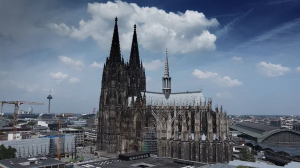 Cattedrale di Colonia - l'iconica chiesa nel centro della città - vista aerea - CITTÀ DI COLORE GERMANIA - 25 GIUGNO 2021 — Foto Stock