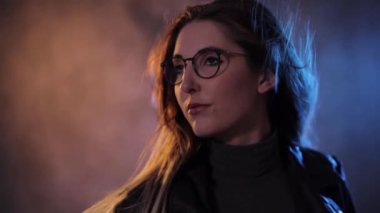 Genç bir kadının aşırı yavaş çekilen portresi - insan fotoğrafçılığı