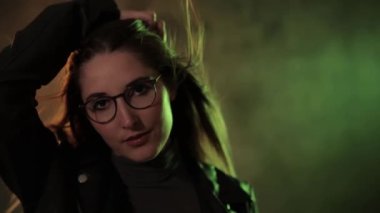 Genç bir kadının aşırı yavaş çekilen portresi - insan fotoğrafçılığı