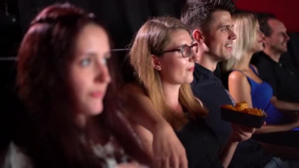 Jóvenes Cine Viendo Una Película Fotografía Gente — Vídeos de Stock