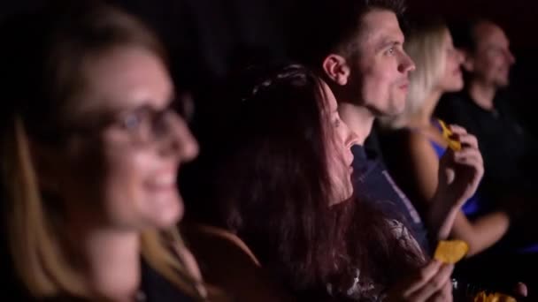 Молоді Люди Кінотеатрі Дивитися Фільм Фотографії Людей — стокове відео