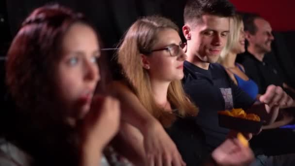 Молоді Люди Кінотеатрі Насолоджуються Фільмом Фотографування Людей — стокове відео