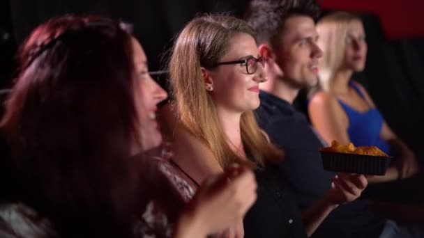 Jóvenes Cine Disfrutando Una Película Fotografía Personas — Vídeos de Stock