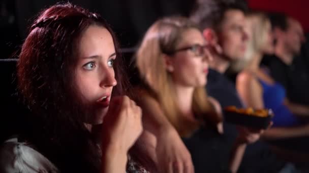 Молоді Люди Кінотеатрі Дивитися Фільм Фотографії Людей — стокове відео