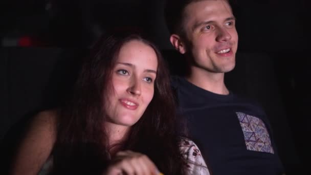 Casal Jovem Sentado Cinema Fotografia Pessoas — Vídeo de Stock