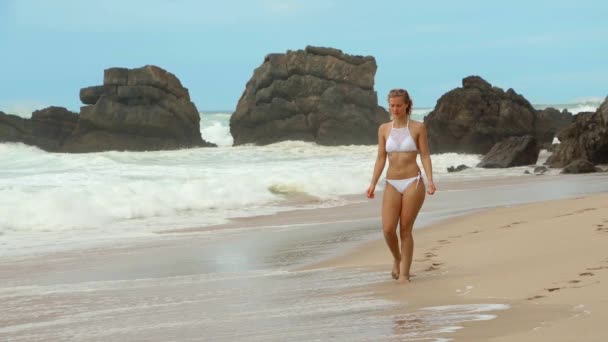 年轻女子沿着海滩散步 极慢的动作 人的摄影 — 图库视频影像