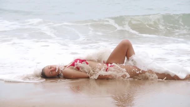 Sexy Vrouw Liggend Het Strand Geniet Van Verfrissende Oceaan Water — Stockvideo