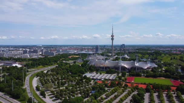 慕尼黑美丽的奥林匹克公园 空中景观 无人驾驶摄影 德国慕尼黑 2021年6月3日 — 图库视频影像