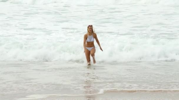 Mujer Sexy Corre Una Playa Arena Océano Disparo Cámara Lenta — Vídeos de Stock