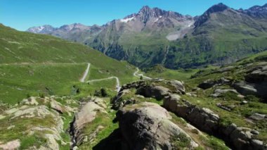 Avusturya 'nın ünlü buzulu Avusturya' daki Kaunertal Vadisi 'nden uçuyor.