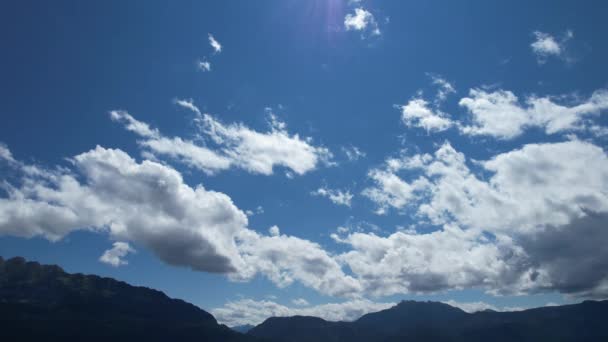 Hermoso cielo con nubes para el reemplazo del cielo — Vídeos de Stock