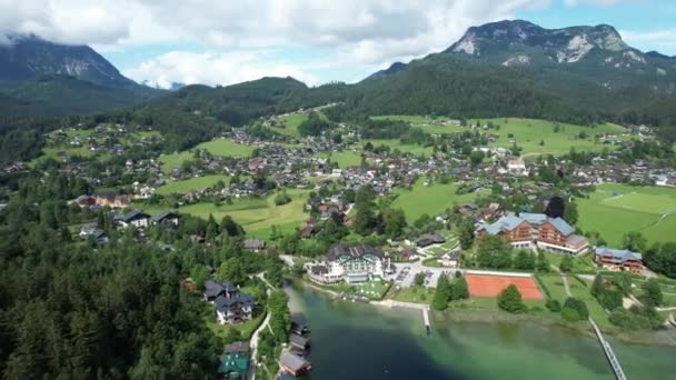 Het dorp Altaussee in Oostenrijk - luchtfoto 's — Stockvideo