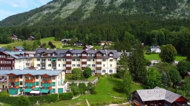 El pueblo de Altaussee en Austria - vista aérea — Vídeos de Stock