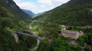 Landeck Tyrol yakınlarındaki Antik Kale - Avusturya Alpleri - hava manzarası