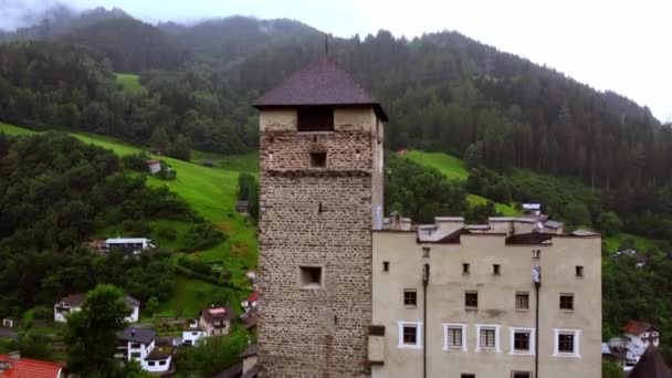 Pueblo de Landeck en Austria con Castillo de Landeck - vista aérea — Vídeo de stock