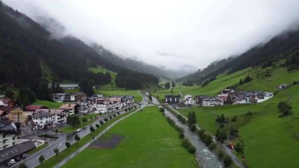 Vesnice Ischgl v Rakousku - letecký pohled — Stock video