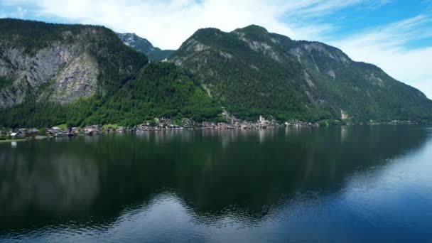 Vôo baixo sobre o lago Hallstatt na Áustria — Vídeo de Stock