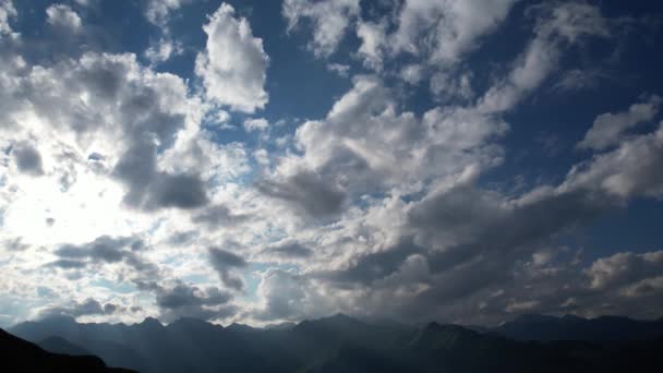 Gökyüzü değişimi için bulutları olan güzel bir gökyüzü — Stok video