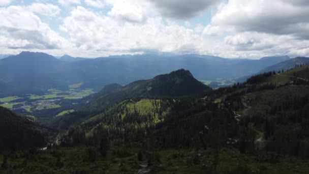 Vista aérea sobre los Alpes austríacos y el área de Aussee desde Mount Loser — Vídeos de Stock