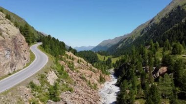 Avusturya 'nın ünlü buzulu Avusturya' daki Kaunertal Vadisi 'nden uçuyor.