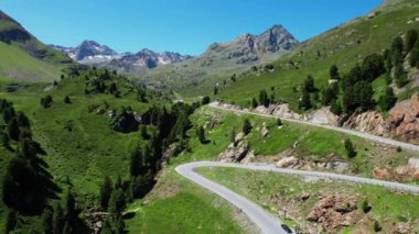 Avusturya 'nın ünlü buzulu Avusturya' daki Kaunertal Vadisi 'nden uçuyor.