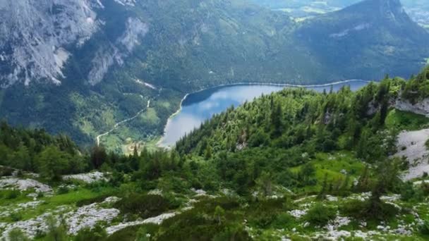 Вид с высоты птичьего полета на Австрийские Альпы и Оссе с горы Лузер — стоковое видео