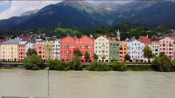 奥地利因斯布鲁克河畔小店著名的五颜六色的房子- -无人驾驶飞机俯瞰 — 图库视频影像