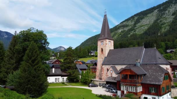 Het dorp Altaussee in Oostenrijk - luchtfoto 's — Stockvideo