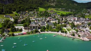 Avusturya 'daki Wolfgangsee Gölü' nde St. Gilgen köyü.